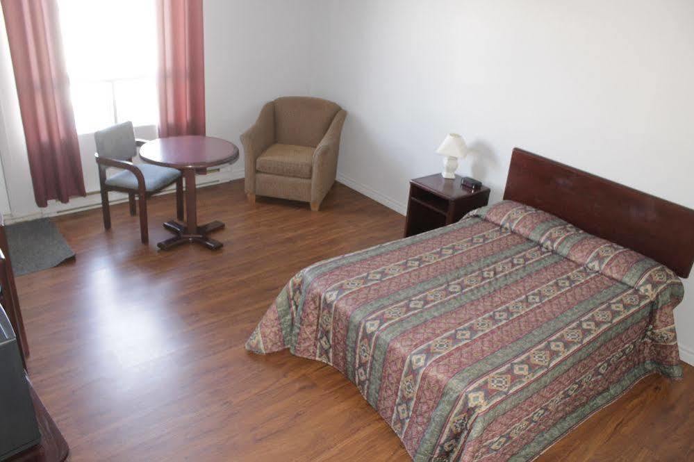 Motel Le Rond Point Metabetchouan Buitenkant foto