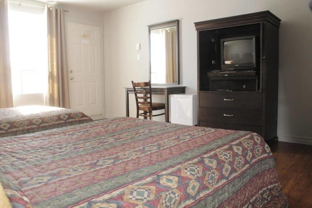 Motel Le Rond Point Metabetchouan Buitenkant foto
