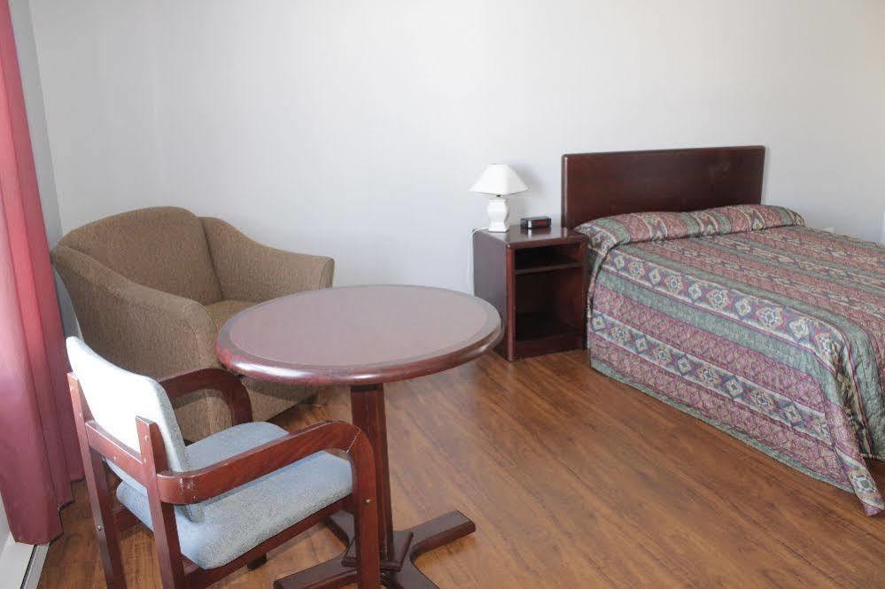Motel Le Rond Point Metabetchouan Buitenkant foto